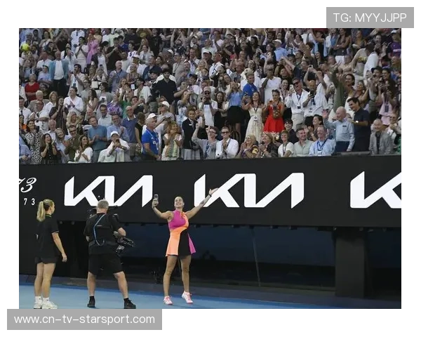 网球选手边吃香蕉边比赛